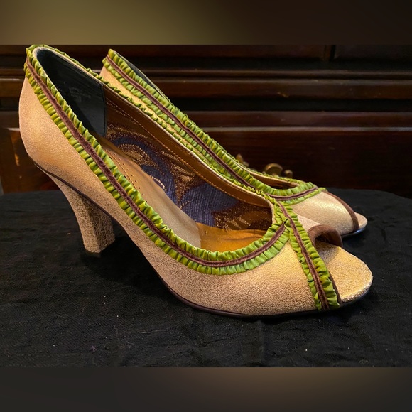 Kenzie size 8 gold metallic heel green and purple ruffle, used good condition